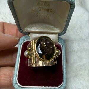 Elegant Gold and Brown Gemstone Ring